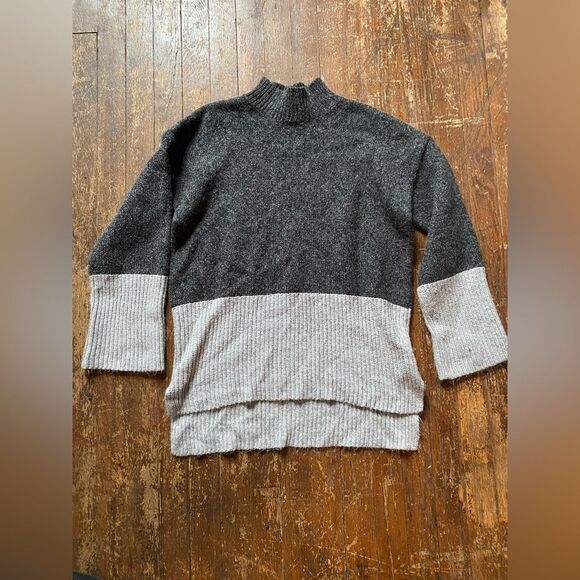 Michael Kors Gray Colorblock Mock Neck Sweater Size MD - Picture 1 of 7